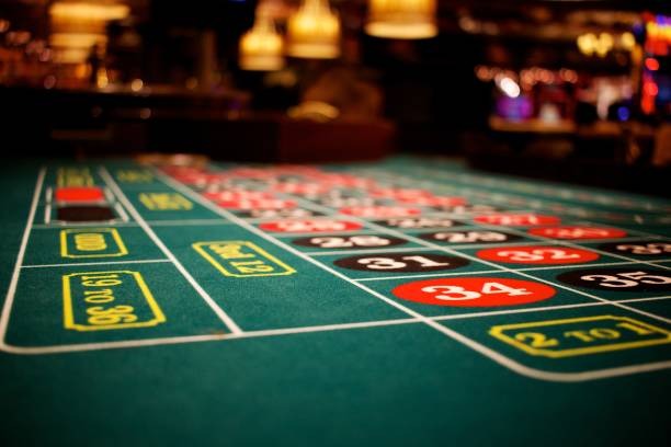 AduQ card game table on mobile phone showing player positions and betting controls